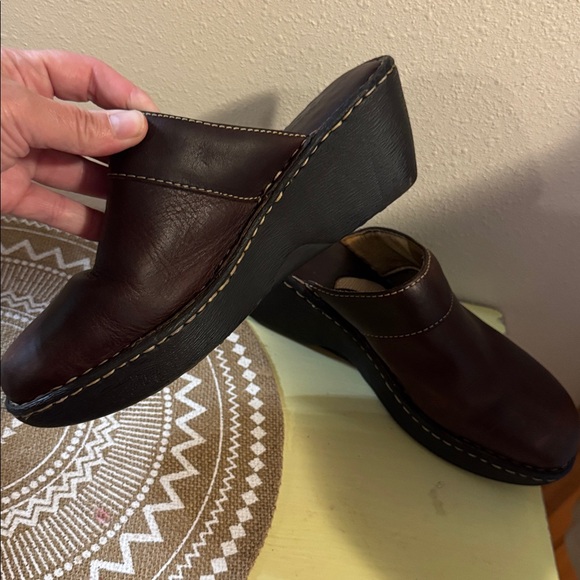 Leather Women's Clogs - Picture 8 of 9